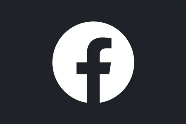לוגו פייסבוק על רקע שחור בתצוגה כהה
